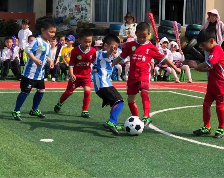 两个学校的小足球队正在举行比赛「小足球大梦想和溪中心幼儿第一届足球杯活动」