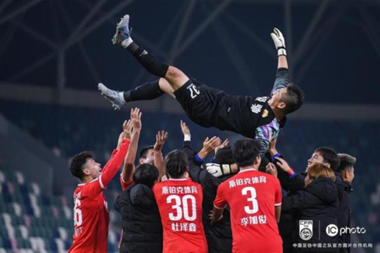 北京国安球员年薪「淘汰北京国安的县级足球队正式成立才15个月球员月工资3000元左右」