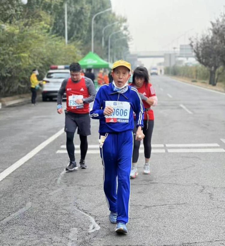 老年人跑马拉松「北京马拉松86老人参赛求求别用老人消费马拉松了」