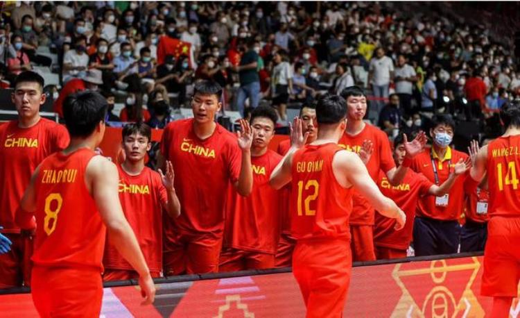 杨毅小阵容不是个子小更不是在场上摆3个1米9以下的