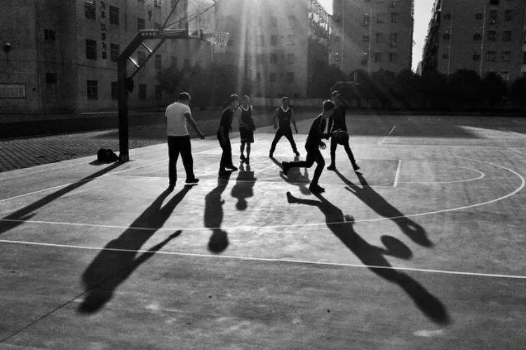 威海城市巅峰篮球赛「威海篮坛风云再起精彩赛事一触即发篮球敲开了沉寂的春天」