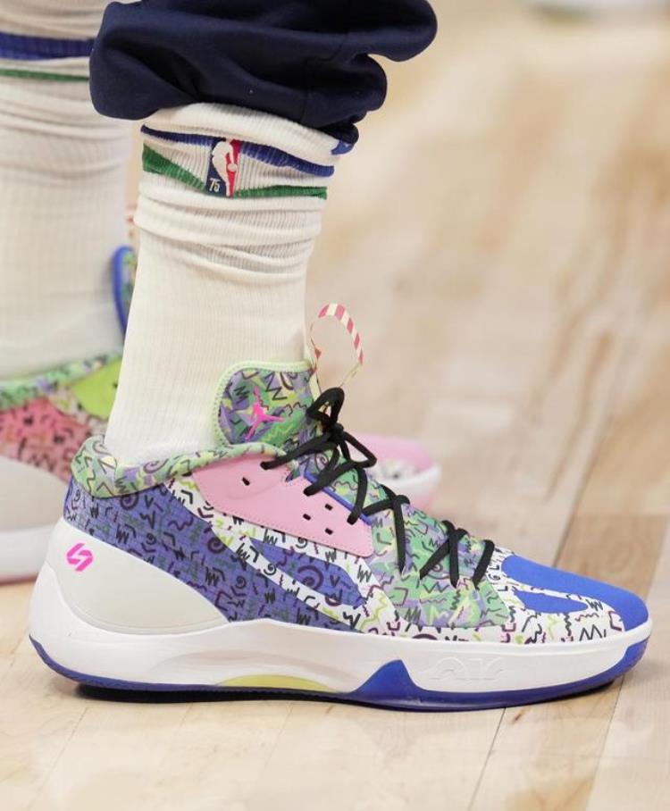 拉文什么时候出签名鞋「2月10日NBA球鞋上脚拉文疑似签约NB东契奇穿AJ新鞋」