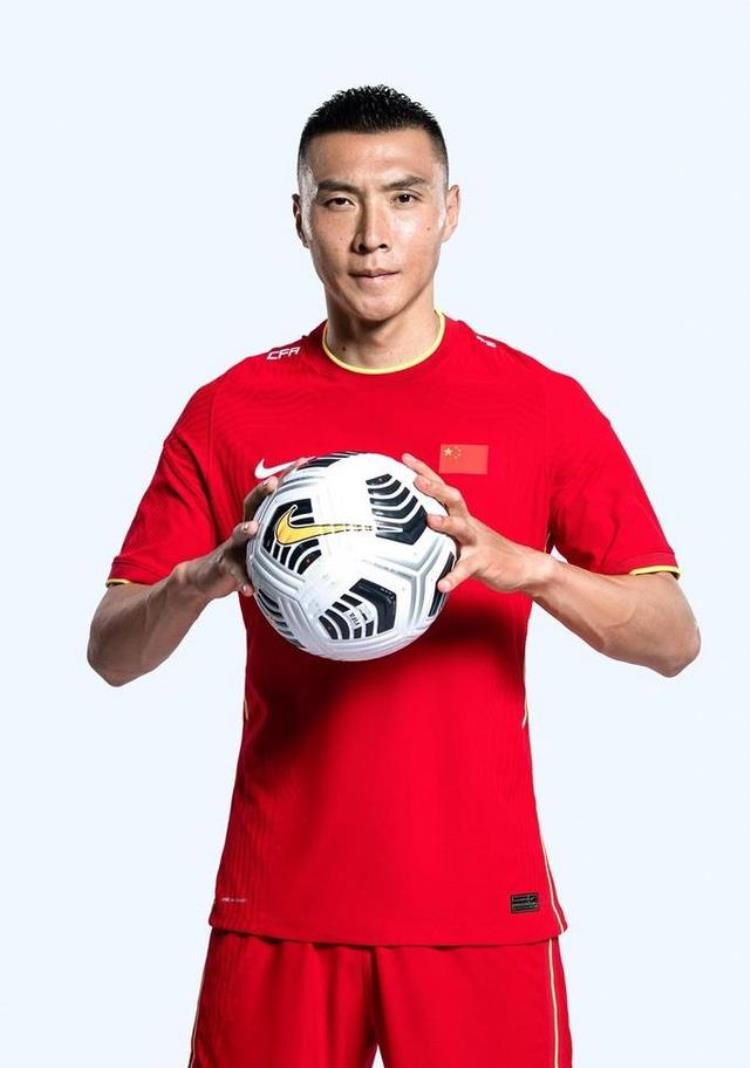中国队足球衣「明天开打CCTV5直播中国男足新款球衣出炉23名国脚整装待发」
