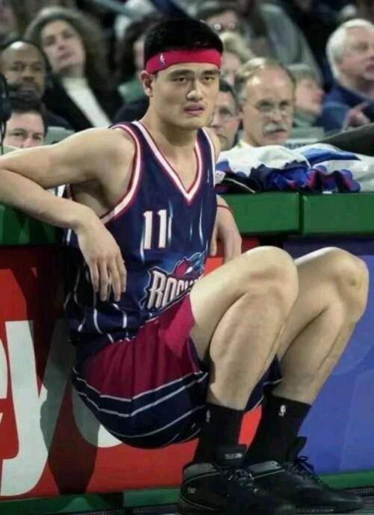 nba球员戴发带「不只为吸汗NBA球星为啥戴发带AI彰显个性詹姆斯为了遮羞」