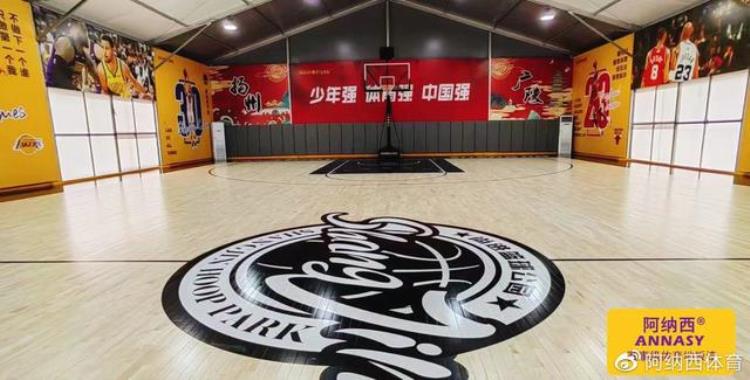 篮球场地怎么刷漆「室内篮球馆木地板如何正确涂刷贴logo教程」