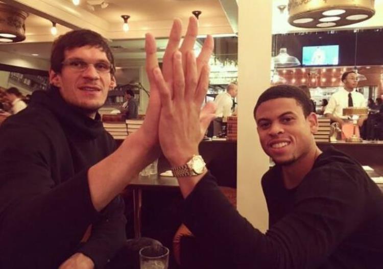 NBA球员的手有多大希伯特让话筒变牙刷和他比手掌记者像婴儿