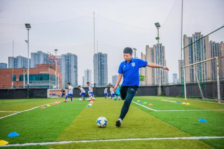 中国足球青训希望篇「足球青训新希望俱乐部有痴狂和宝典」