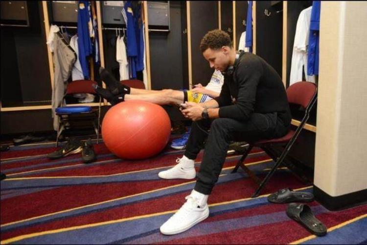 NBA更衣室的小秘密勇士队在骑士主场洗冷水KD詹皇快叫人修