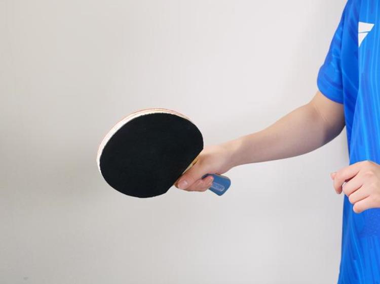 乒乓球横拍的握拍方法(乒乓球拍的握法横拍和竖拍)