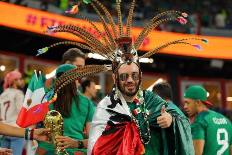 世界杯球迷们的奇装异服谁的装扮最抢眼快来选出第一名