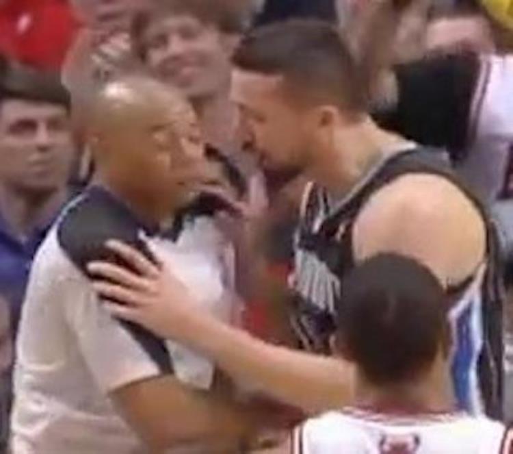 NBA吹罚「NBA历史那些奇葩吹罚只因看你一眼就吹技犯邓肯都没这么冤」