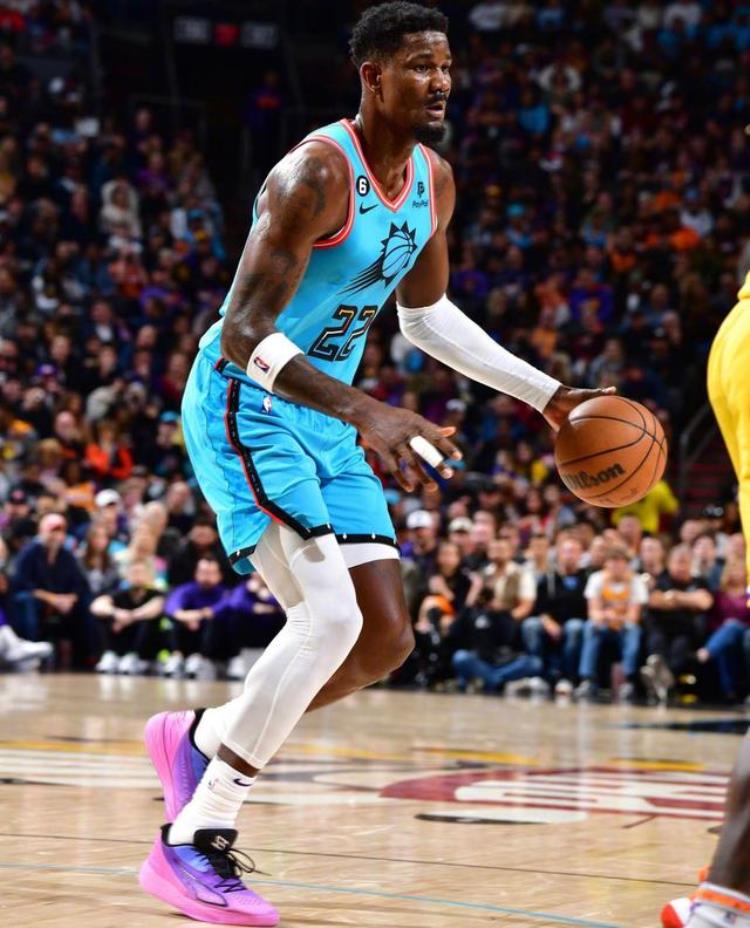 今日nba詹姆斯上脚球鞋「NBA球员上脚詹姆斯穿耐克AF1欧文的鞋子亮了」
