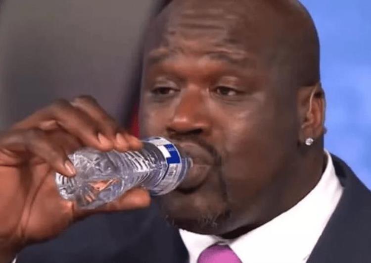NBA球星都怎么喝水詹姆斯用保温杯养生伊巴卡直接拎一大桶喝