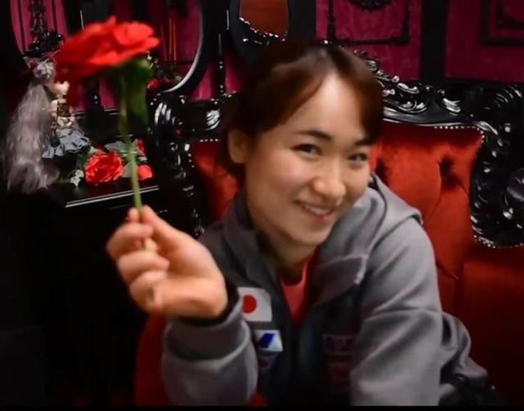 伊藤美诚对着镜头嘴里含着玫瑰花日本女队5朵金花可爱合照