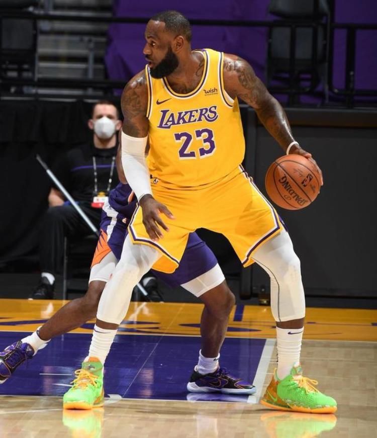 nba现役有签名鞋的球星「威少利拉德詹姆斯等全明星球员NBA赛场上脚了哪些签名篮球鞋」