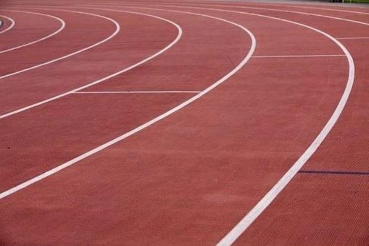 在操场上跑步为什么都是逆时针「为什么操场上跑步一般都按逆时针方向跑而不是顺时针」