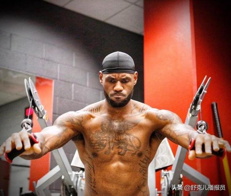 揭秘NBA为何詹姆斯总是带着一个蓝色大瓶子里面是什么宝贝
