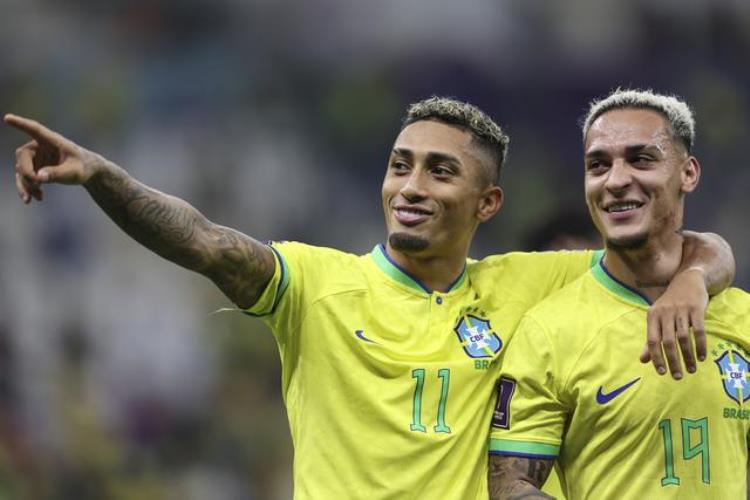巴西新星中锋「八名前锋接连上阵五星巴西演绎进攻足球」
