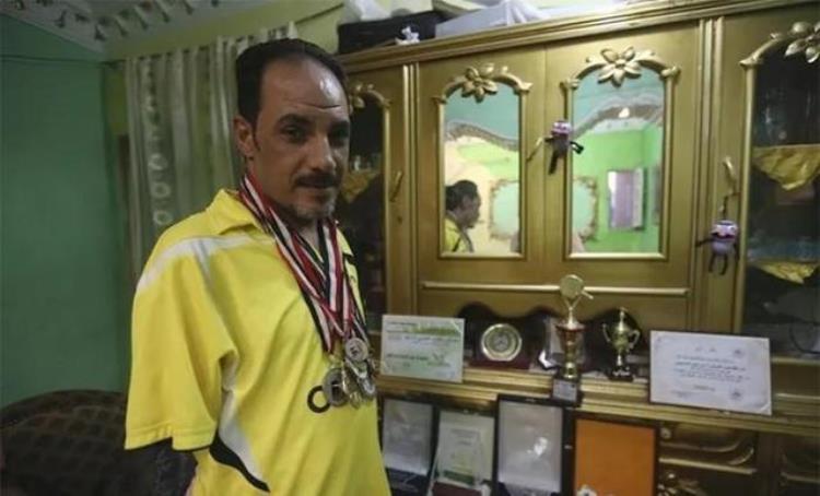 埃及48岁大爷失去双臂用嘴打乒乓球努力35年成功参加奥运会