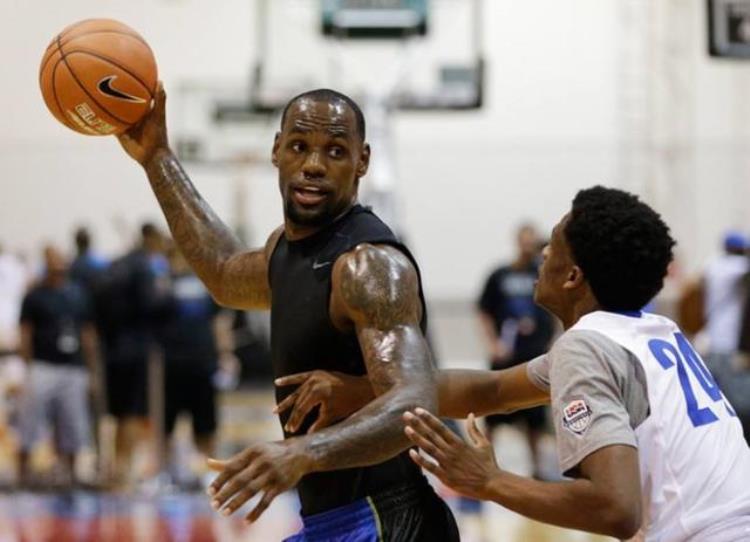 库里每天训练投多少个三分「NBA球员休赛期如何提高实力库里每天要投进至少500个三分」