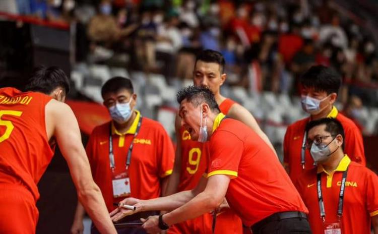杨毅小阵容不是个子小更不是在场上摆3个1米9以下的