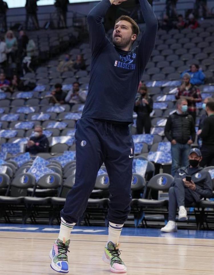 拉文什么时候出签名鞋「2月10日NBA球鞋上脚拉文疑似签约NB东契奇穿AJ新鞋」