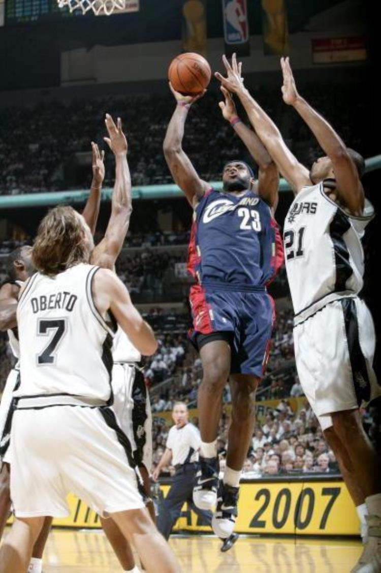 3分钟读懂NBA历代王朝中紫金王朝科詹韦不一样人生