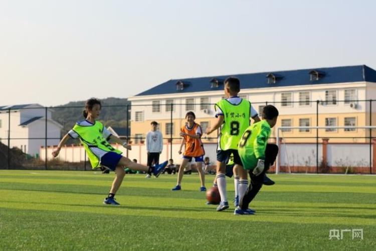 乡村孩子们的足球梦「田野间绿茵场圆乡村少年足球梦」