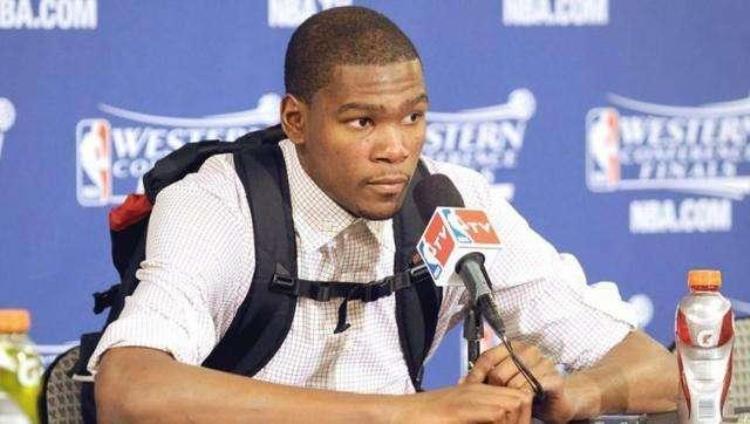 东契奇背HelloKitty包NBA硬汉爱背粉红背包杜兰特看着最正常