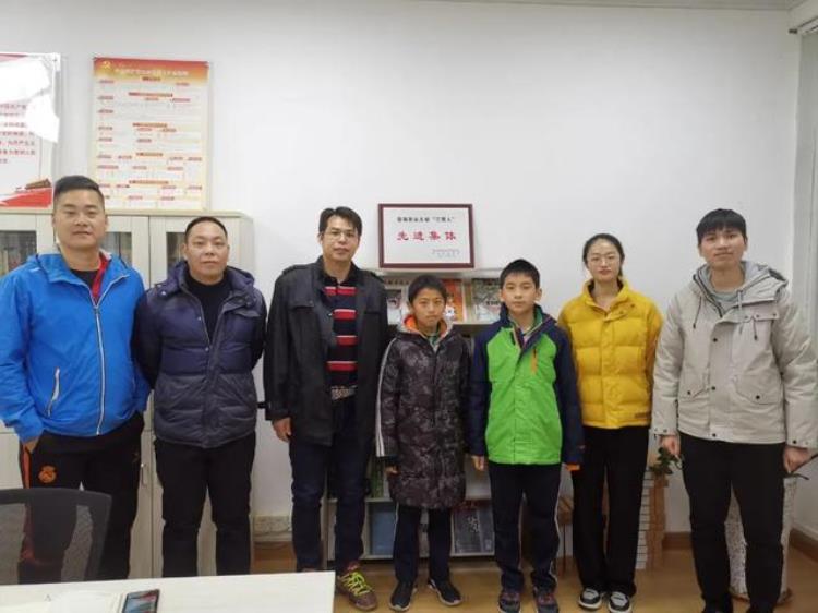 少年中国语数英老师都能教足球小学校长带着18位同事考取教练证