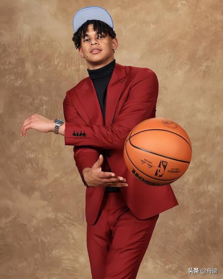 NBA晚报欧文在洛杉矶训练KD赞库里总决赛G4威少妻子欧洲游