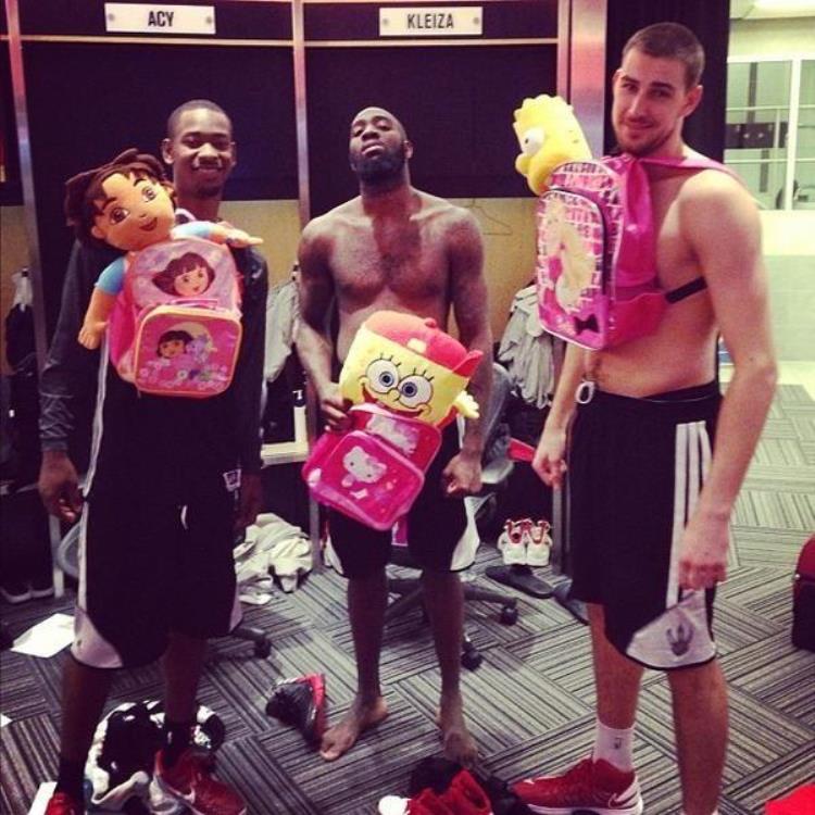 NBA老将如何欺负新秀保罗给四人背书包姚明也没逃过这一劫
