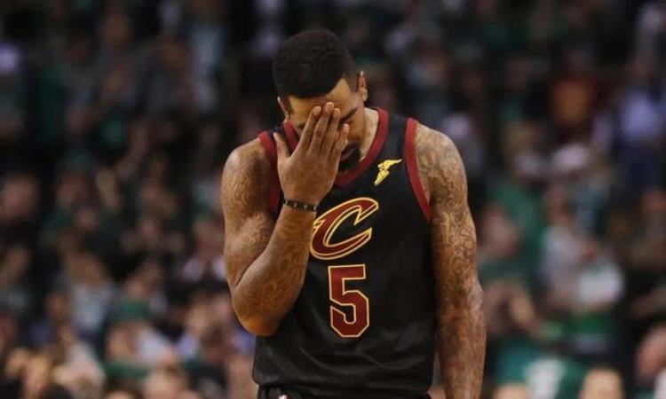 詹姆斯被罚下「美媒列出了NBA历史上最荒谬的十次罚款詹姆斯踢水瓶被罚」