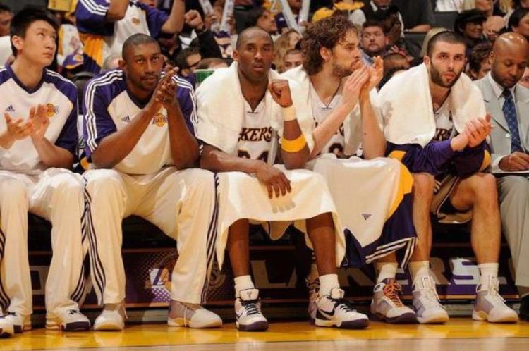 nba球员用的毛巾「揭秘NBA中毛巾有什么用赛后都怎么处理球星有专属的毛巾吗」