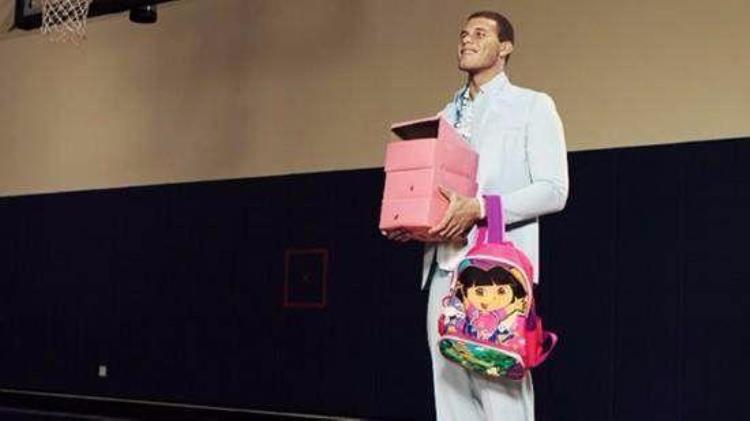 东契奇背HelloKitty包NBA硬汉爱背粉红背包杜兰特看着最正常
