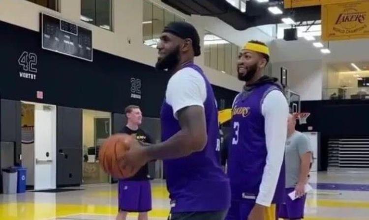带发带的nba球星「NBA不合适戴发带的球员浓眉戴上发带像猴哥姚明戴发带不协调」