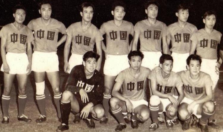 国足 历年球衣「回顾七十年的历届中国男足球衣发展史哪一款是你的最爱」