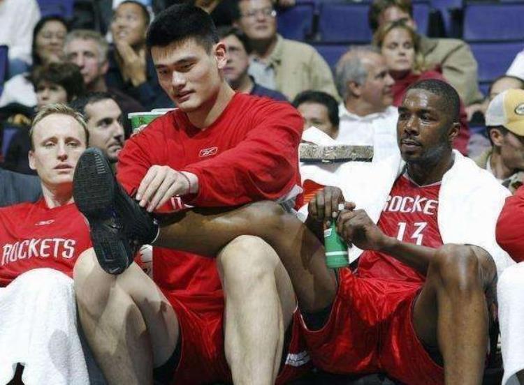 NBA老将如何欺负新秀保罗给四人背书包姚明也没逃过这一劫