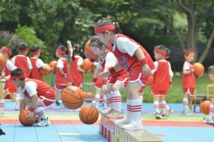 幼儿园篮球秀「看这群幼儿园萌娃球场秀绝技」