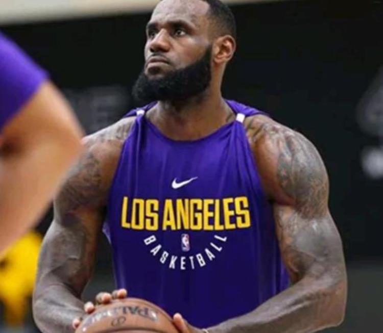 球衣穿成紧身衣「在NBA当你肌肉强壮到一定程度球衣就能穿出紧身衣效果」