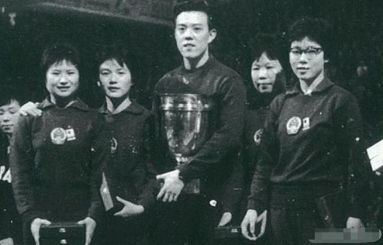 新中国第一个世界冠军容国团贺龙亲自接机献花31岁却英年早逝