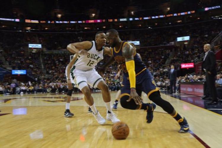 篮球过人运球技巧「结合NBA运球模板五大运球实战技巧别人都能过人你却踢球」