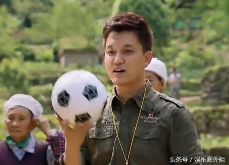 黄磊熬夜看世界杯曾在泥巴地里踢足球还能一把撂倒杨威吴镇宇