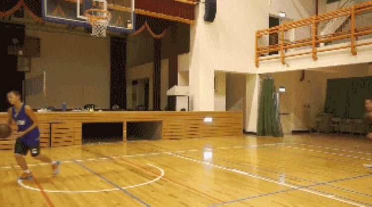 打篮球上篮一定要三步吗「打篮球只会三步上篮你out了还有6种必学的上篮步」