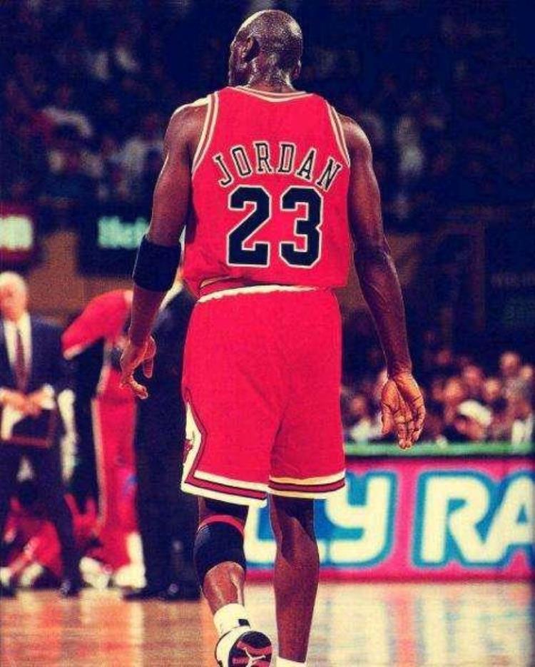 乔丹公牛球服「NBA历史最有意义的5款球衣想击败乔丹的公牛先要偷走红色球衣」