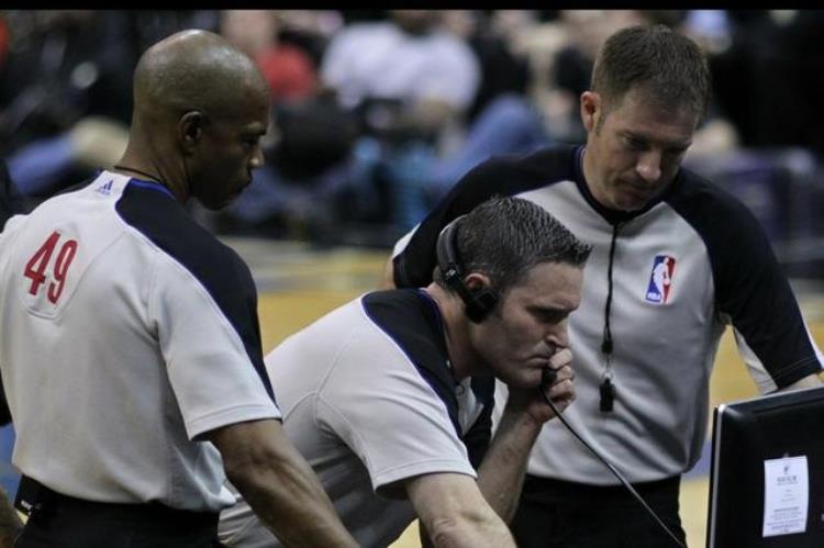 nba球员挑战裁判「篮球挑战裁判规则赋予球队挑战判罚的机会意义大过实际效果」
