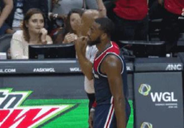NBA吹罚「NBA历史那些奇葩吹罚只因看你一眼就吹技犯邓肯都没这么冤」