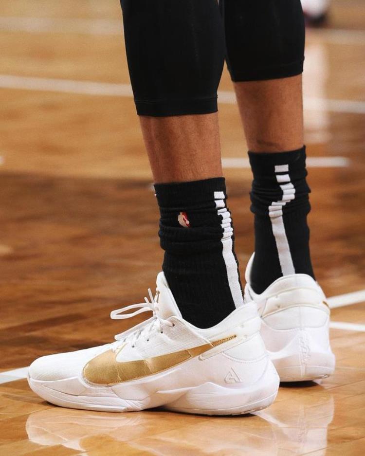 nba现役有签名鞋的球星「威少利拉德詹姆斯等全明星球员NBA赛场上脚了哪些签名篮球鞋」