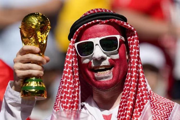 世界杯球迷们的奇装异服谁的装扮最抢眼快来选出第一名
