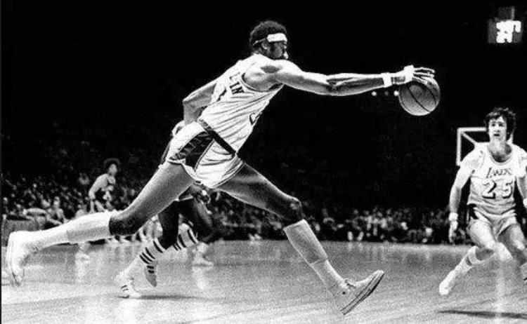 NBA走过73年历史而篮球鞋变化也是天翻地覆耐克靠乔丹成霸主